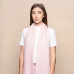Esarpe marame od Baby Alpake i svile u svetlo roze boji na modelu