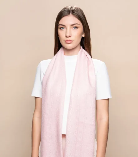 Esarpe marame od Baby Alpake i svile u svetlo roze boji na modelu