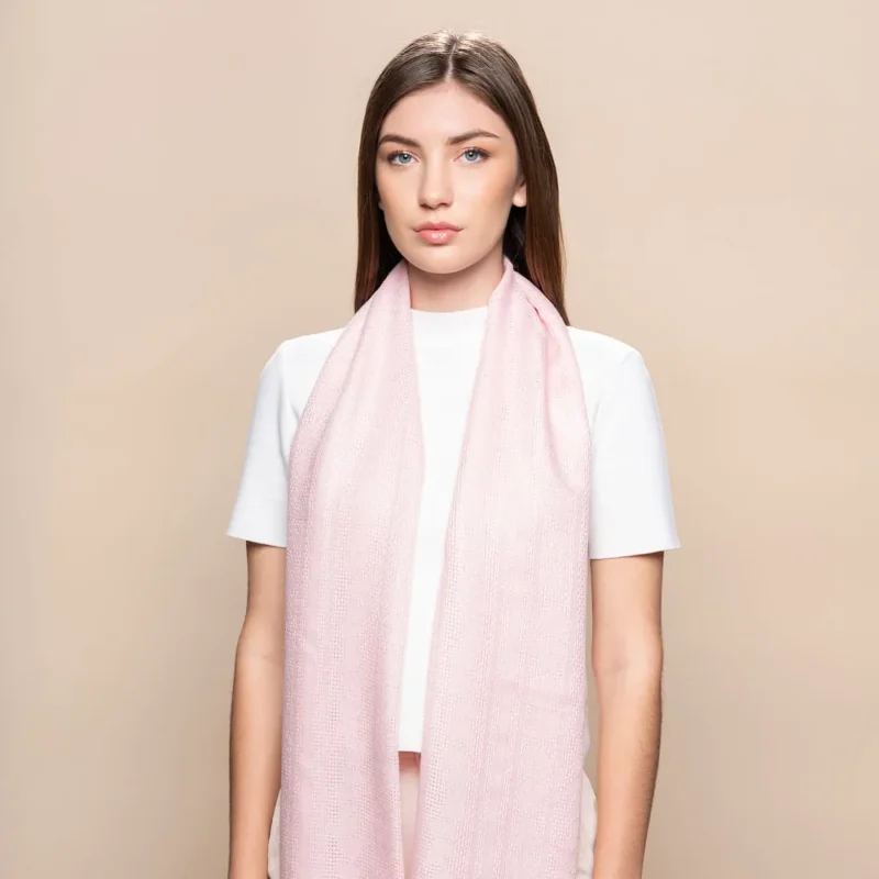 Esarpe marame od Baby Alpake i svile u svetlo roze boji na modelu