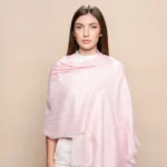 Esarpe marame od Baby Alpake i svile u svetlo roze boji prebačene preko ramena