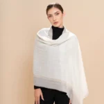 Marama od Baby Alpake i svile u krem nijansi prebačena preko ramena na ženskom modelu