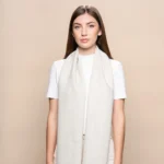 Marame od Baby Alpake ECO u krem boji na ženskom modelu