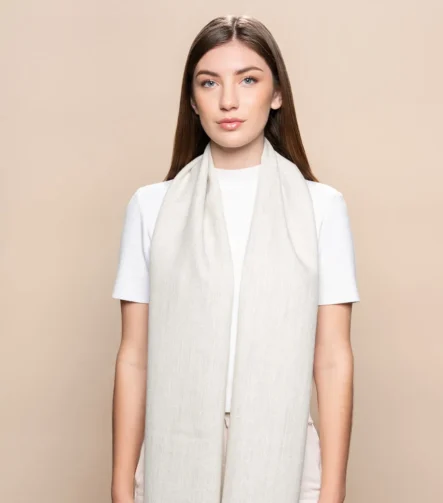 Marame od Baby Alpake ECO u krem boji na ženskom modelu