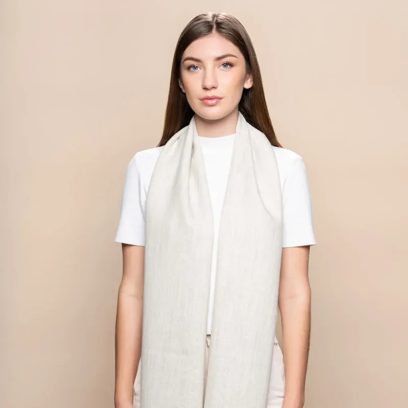 Marame od Baby Alpake ECO u krem boji na ženskom modelu