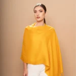 Ešarpa marama od Baby Alpake i svile u žutoj boji na ženskom modelu