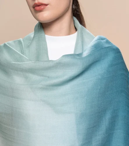 Marama plava od Baby Alpake i svile sa ombre prelivom na modelu